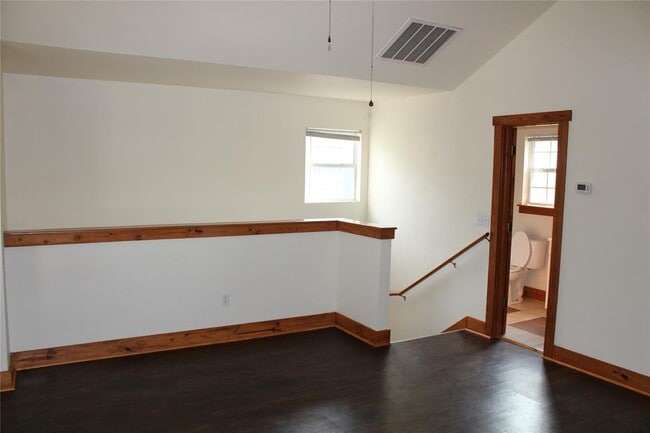 Building Photo - 107 Laurelwood Dr S