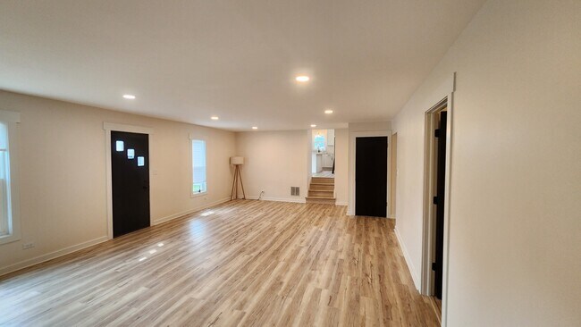 Building Photo - 7749 Lyman Ave