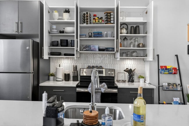 Building Photo - 1424 N Park Pl