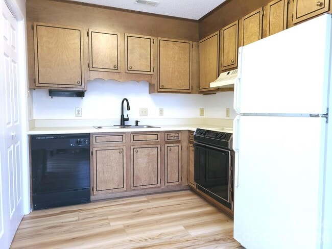 Building Photo - 2016 Oakdale Rd