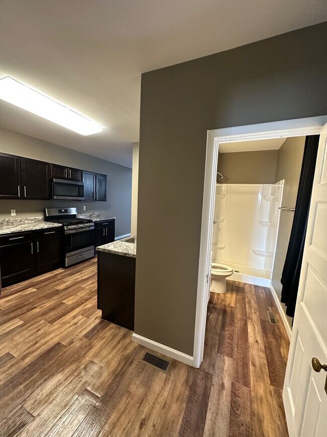 Building Photo - 820 York St