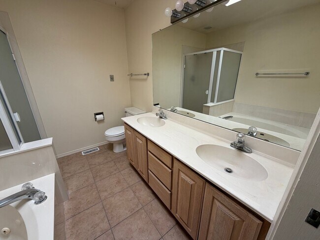 Building Photo - Spacious 3-Bedroom
