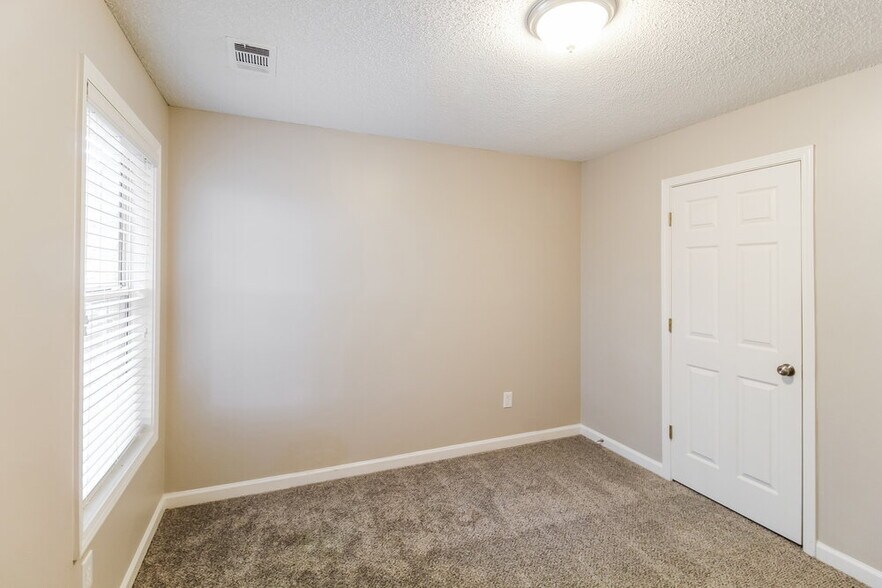 Building Photo - 7152 Ravenwood Ln