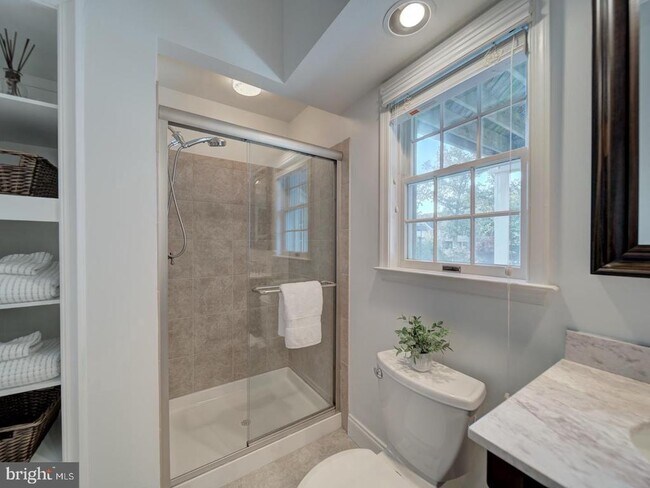 Building Photo - 2708 Summerview Way