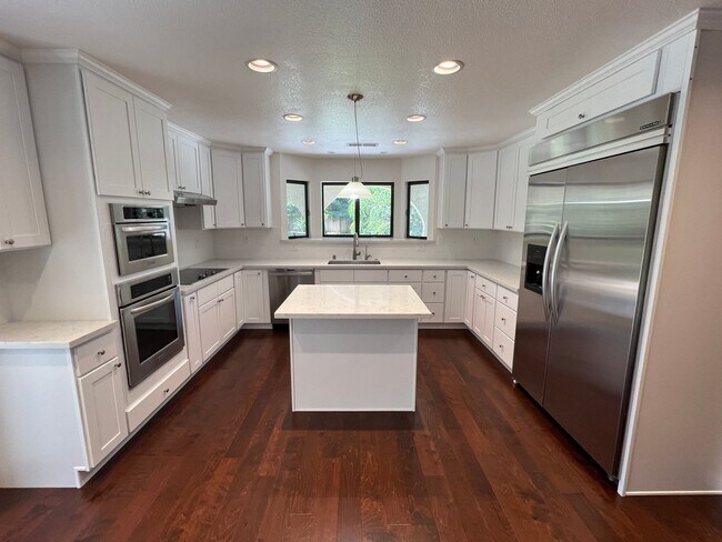 Building Photo - Extraordinary home with expansive yard on a flag lot in Mountain View.  Great Location and Schools.