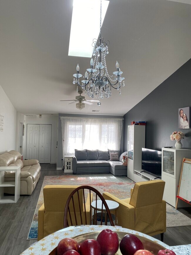 Building Photo - 5616 Jaskula Ln