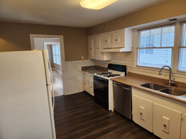 Building Photo - Forest Park School District!