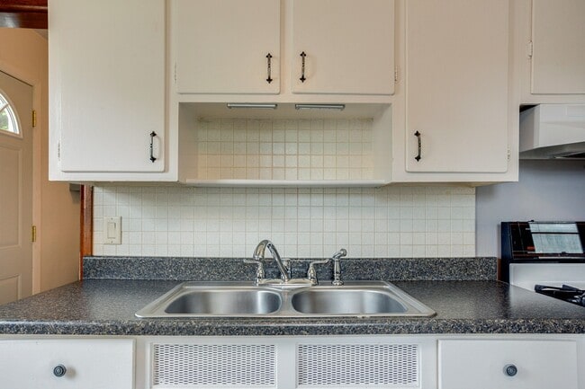 Building Photo - 2 Bed Bungalow in Champaign- Available August 2026