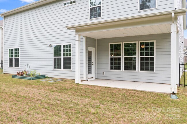 Building Photo - 1076 Thoroughbred Dr.