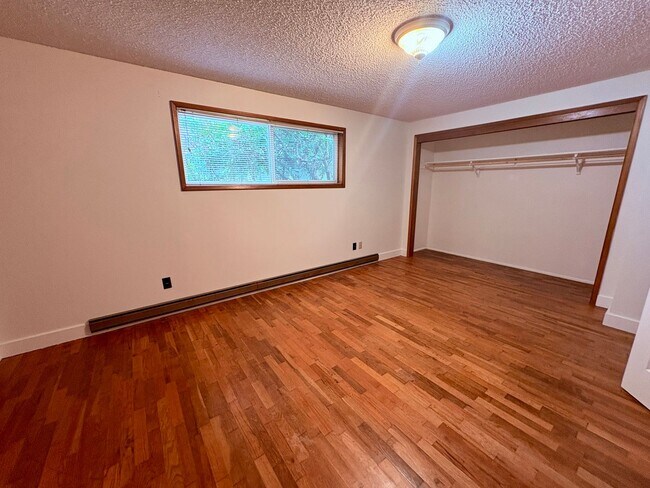 Building Photo - Spacious three bedroom rambler in Shoreline!