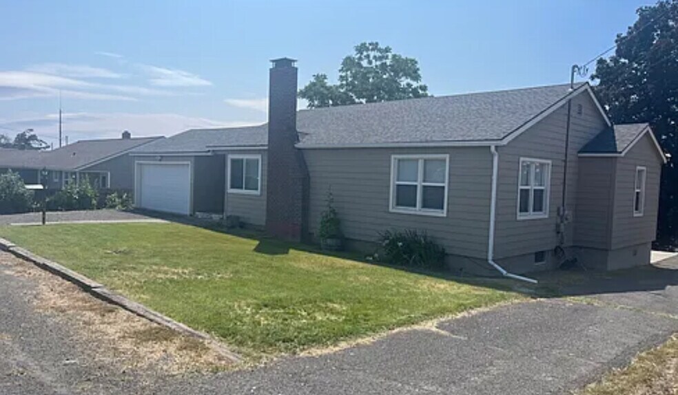 View of 2nd driveway, Garage, and additional street side parking. - 501 W Grandview Ave
