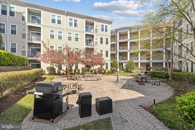 Building Photo - 2465 Army Navy Dr