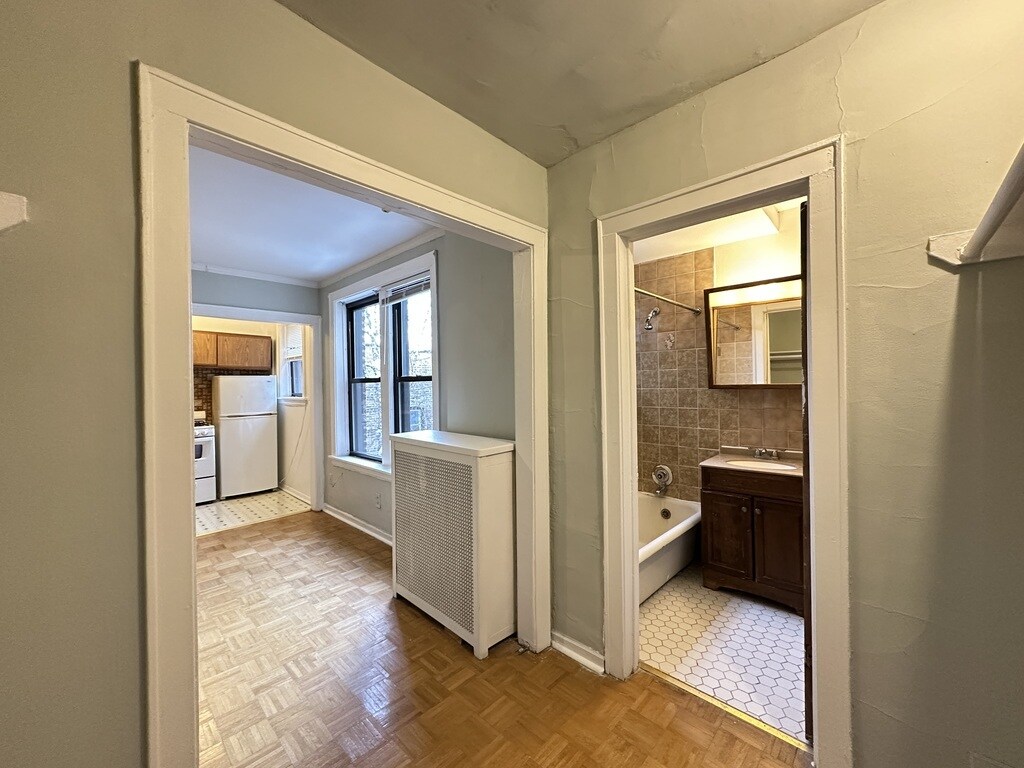 Building Photo - 744 W Belmont Ave