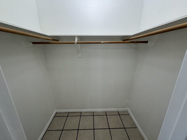 Building Photo - 2-Bed 2-Bath 1-Car Garage easy access to W...