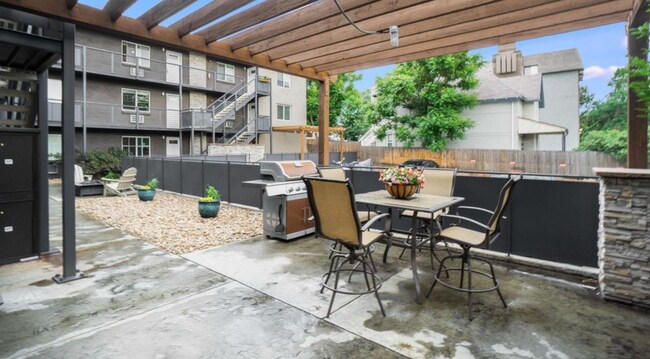 Outdoor grill area/common patio - 120 S Pennsylvania St