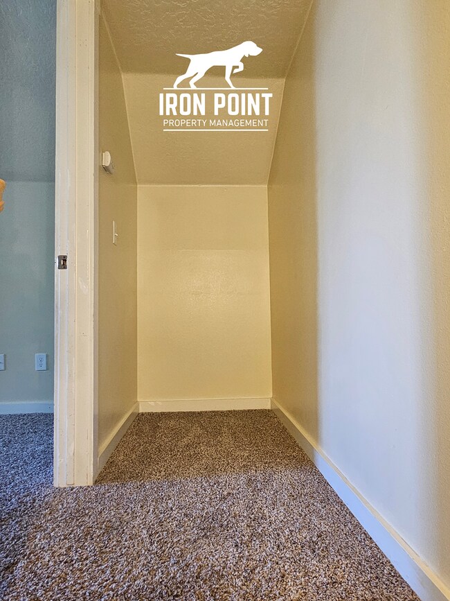 Building Photo - 3bed/2bath w/3 car garage, upstairs bonus room, vaulted ceilings, & fenced yard.