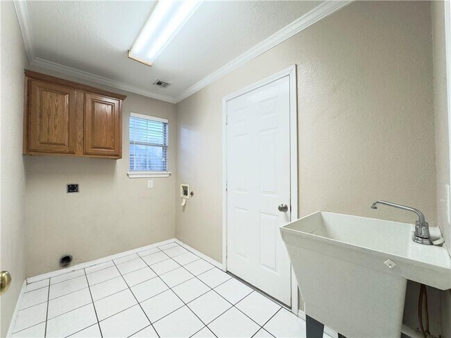 Building Photo - 4901 Roxbury Way