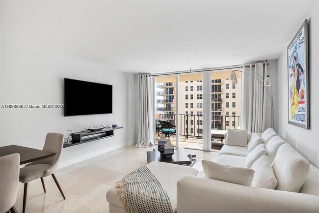 Building Photo - 1149 Hillsboro Mile