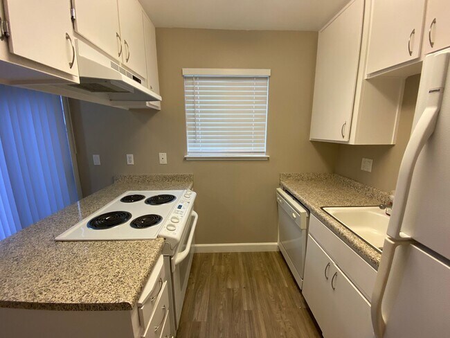 Building Photo - Updated 2 Bedroom Townhome