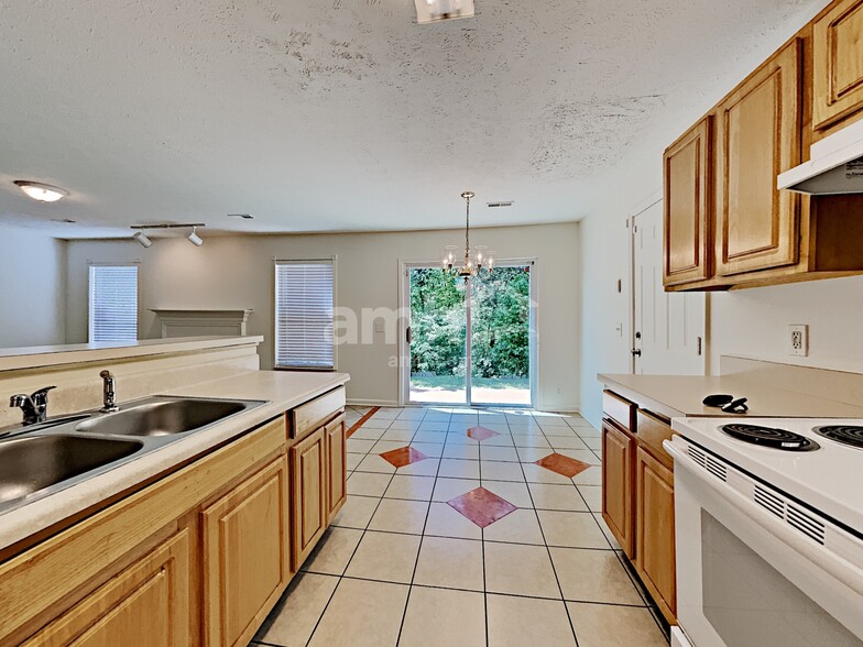 Building Photo - 2425 Edencrest Dr