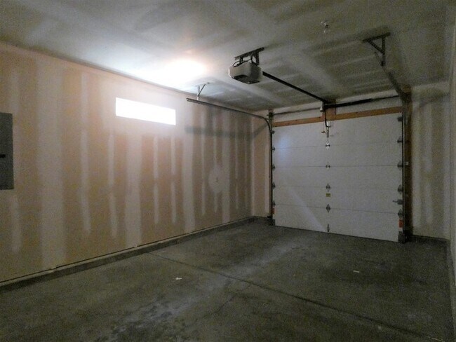 Building Photo - 1552 S Goebel Cir