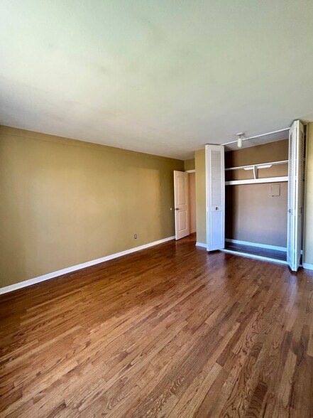 Building Photo - 426 N Fox Hills Dr