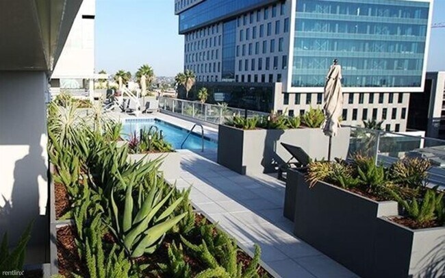Building Photo - 5808 Sunset Blvd