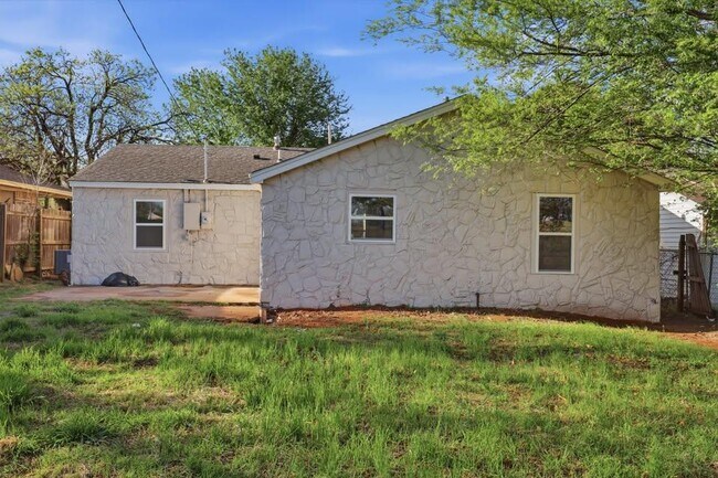Building Photo - 1143 SE 19th St