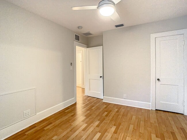 Building Photo - Charming two bedroom two bathroom cottage in North St. Petersburg Fully Updated.