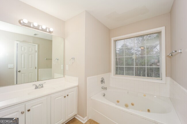Building Photo - 2175 Lake Royale Dr