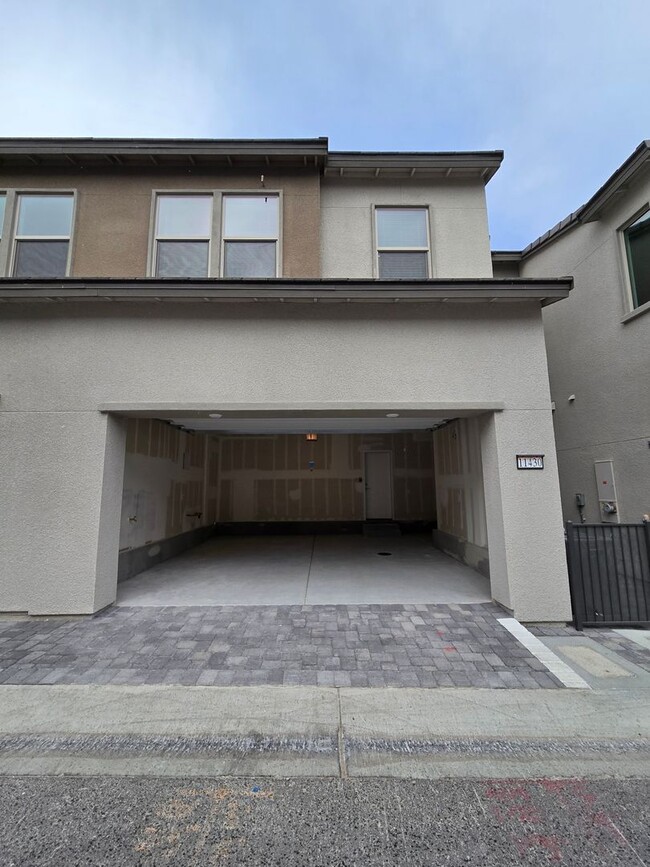 Building Photo - A Fabulous 3 Bedroom Townhome in Summerlin