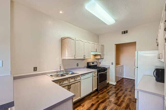 Building Photo - 2601 Twin Pines Ave