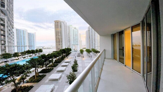Building Photo - 495 Brickell Ave