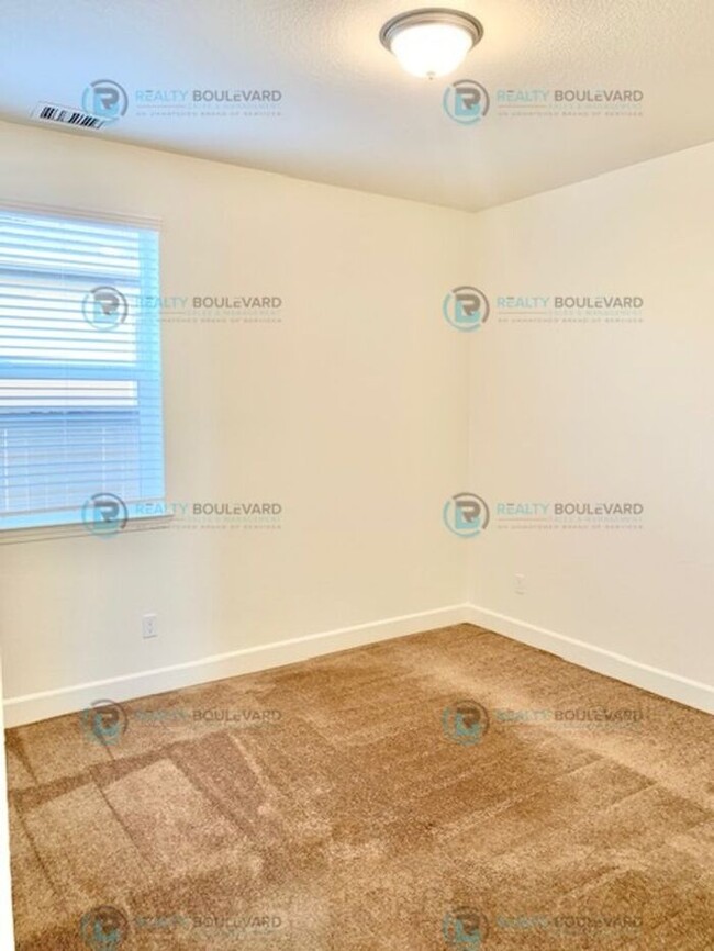 Building Photo - Half Month Free Rent! Gorgeous, 4 Bedroom ...