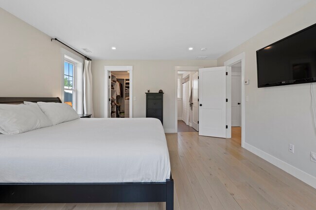 Building Photo - 256 Ayer Rd