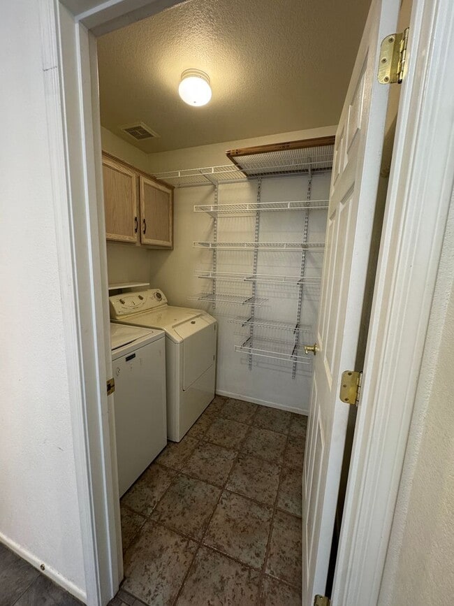 Building Photo - 4 Bedroom Corner Lot Great Location