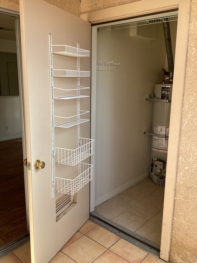 Building Photo - Las Palmas Down Stairs Condo in Gated Comm...