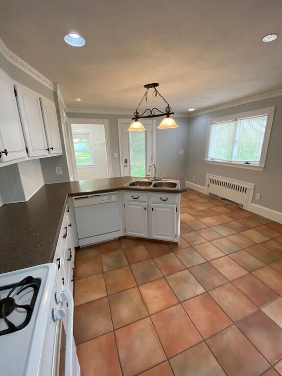 Building Photo - 12 Avon St