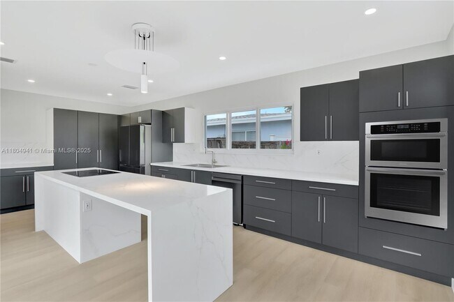 Building Photo - 1720 SW 23rd Ave