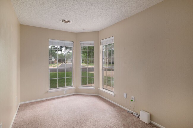 Building Photo - Freshly Renovated! Great Location! Such a sweet home