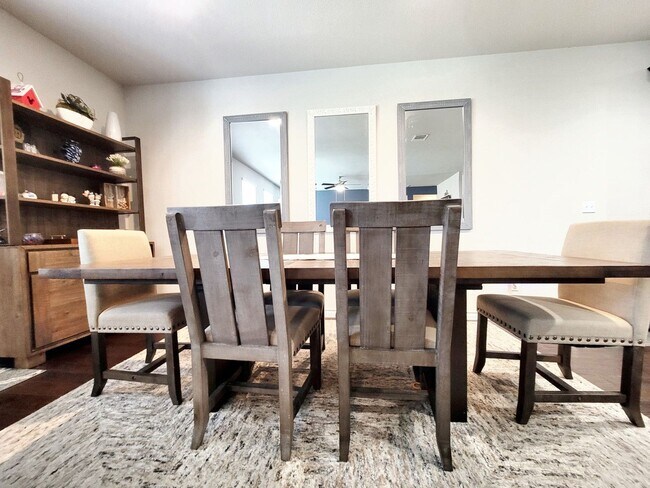 Building Photo - Beautiful 4 Bed / 2.5 Bath Home in Pfluger...