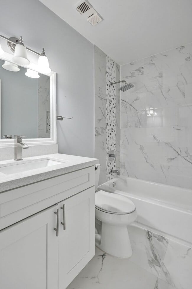 Building Photo - Renovated and Updated 2 Bed, 2 Bath Condo ...