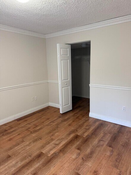 Building Photo - 1500 Crestwood Ct S