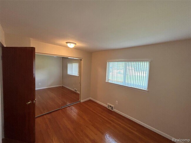 Building Photo - 129 Pleasant Lake Dr