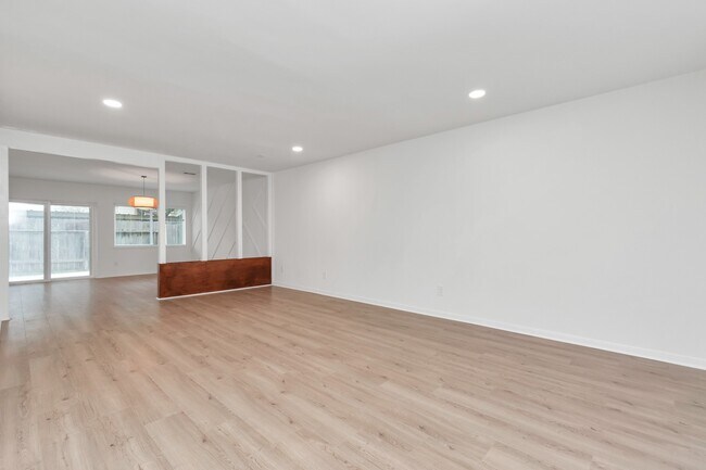 Primary Photo - 1365 Country Pl Dr