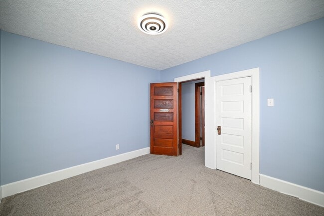 Building Photo - Large 4 Bedroom/2 Bath Home For Rent