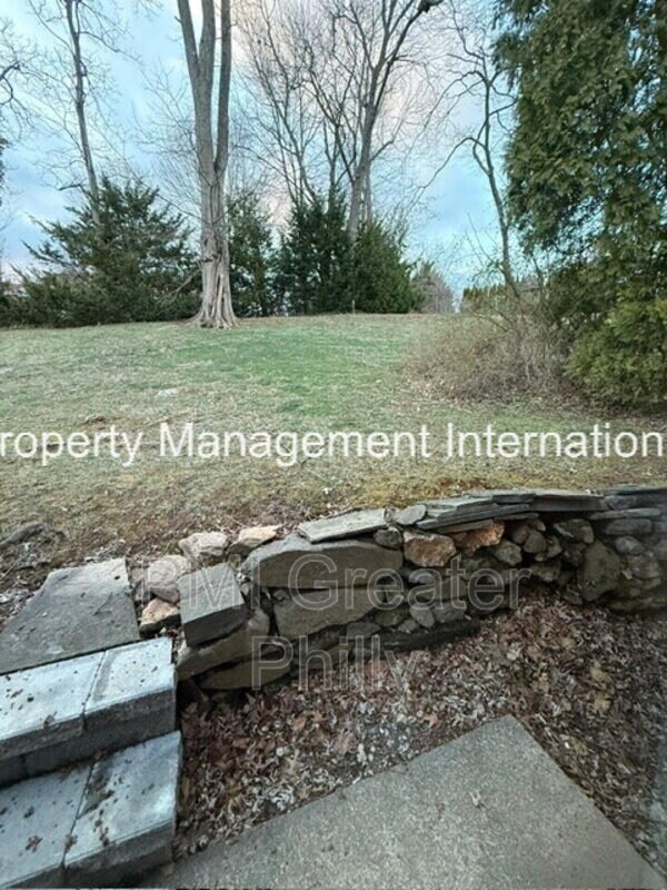 Building Photo - 864 Beechwood Rd