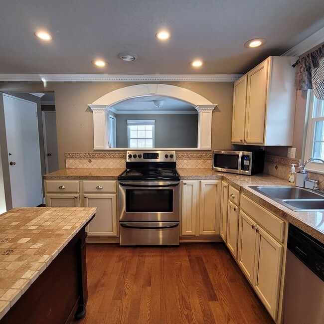 Building Photo - Upper St. Clair 4 Bedroom Home - In ground...