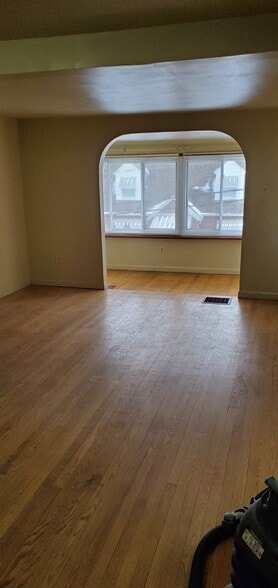 Building Photo - 410 Morton Ave