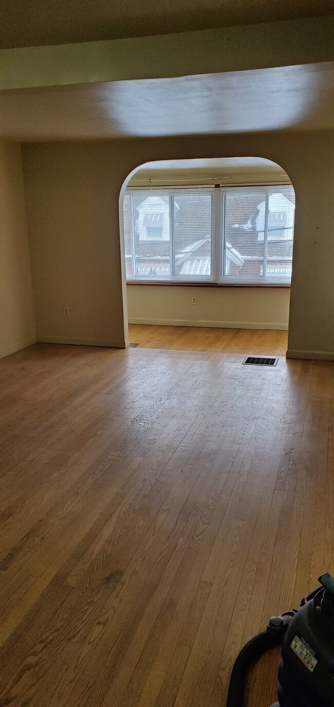 Building Photo - 410 Morton Ave